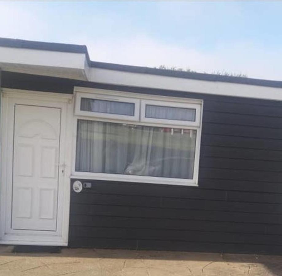 2 Bedroom Chalet Near The Beach Brading Exterior photo