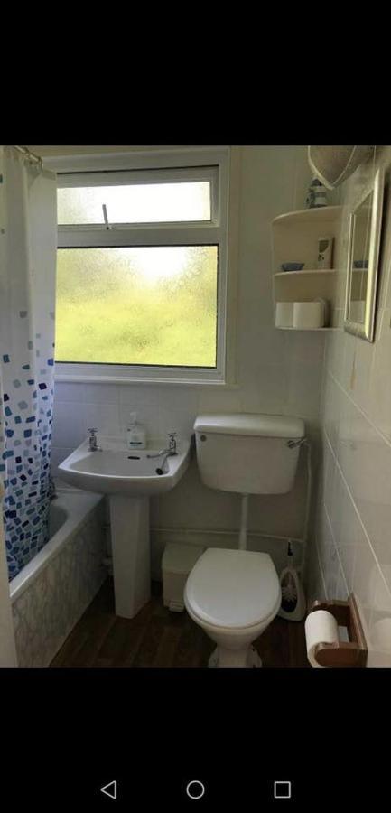 2 Bedroom Chalet Near The Beach Brading Exterior photo